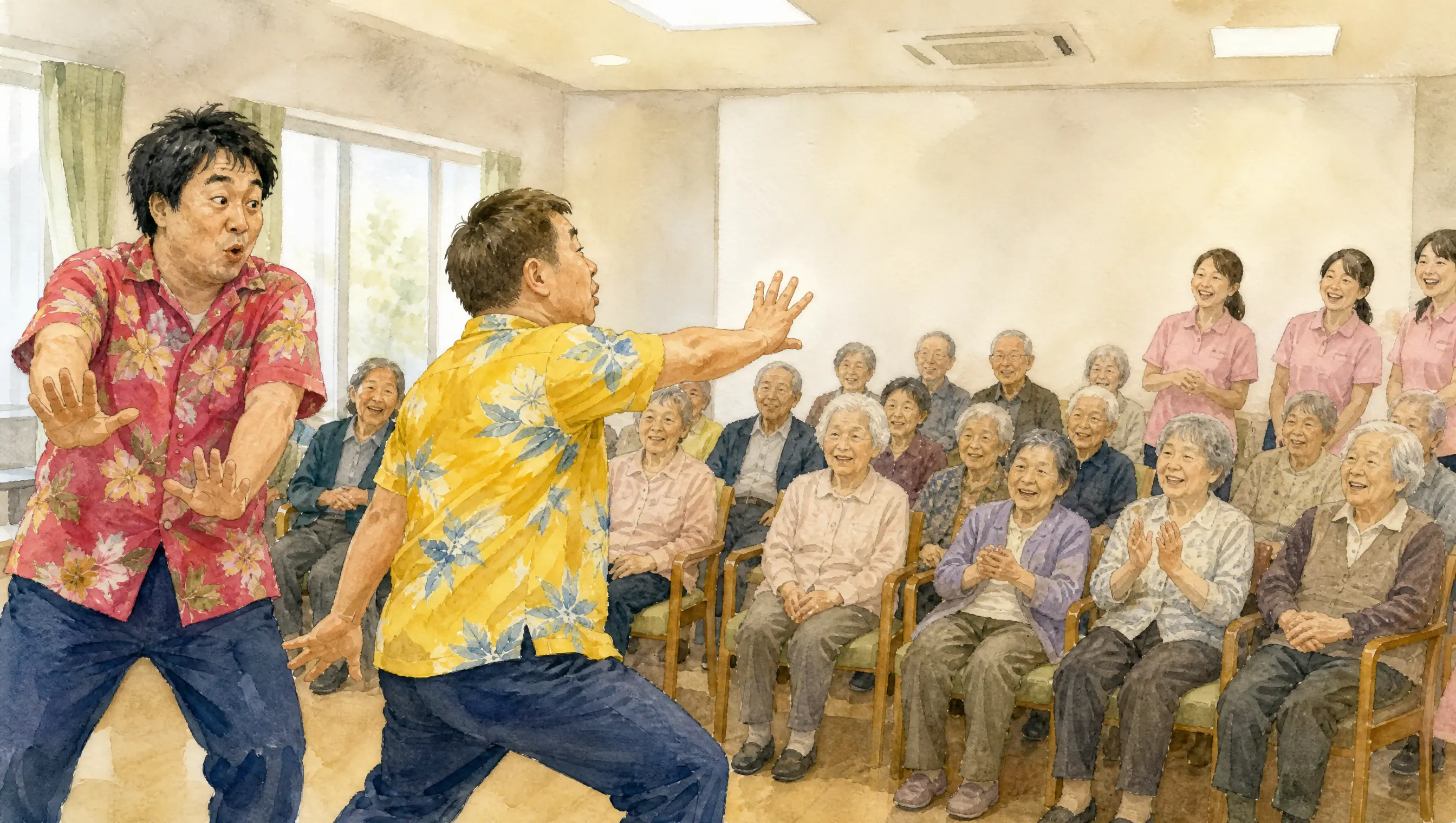 兩位穿花襯衫的搞笑藝人在日本日照中心用大動作表演,坐成幾排的長輩微笑拍手,旁邊的照護人員也笑了